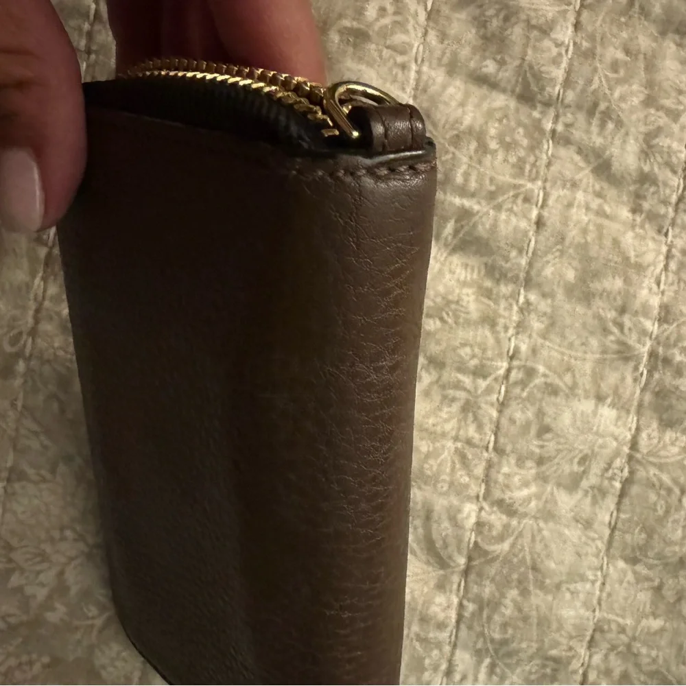 Tory Burch Pebbled Brown Wallet with Gold Emblem - Picture 4 of 8